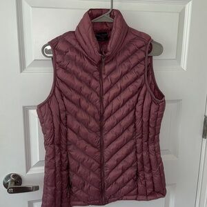 32 Degrees light weigh puffer vest. Size M